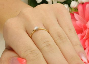 Subtelny złoty pierścionek zaręczynowy 585 z diamentem 0,09 ct, barwa H, czystość SI. Idealny na zaręczyny i wyjątkowe okazje. Elegancja i ponadczasowy design.3.jpg